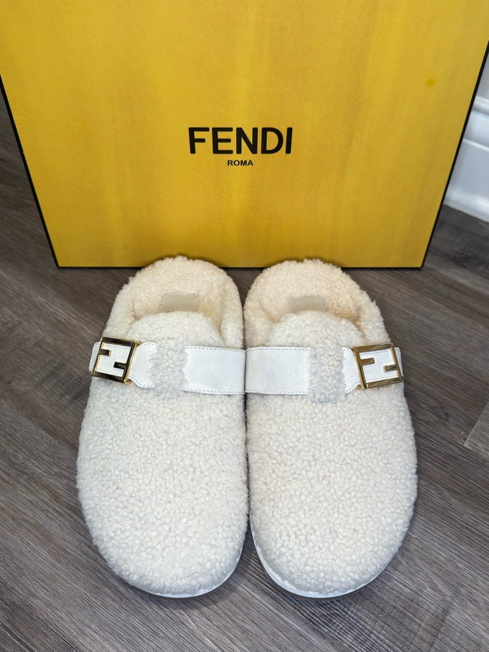 FENDI Feel Sabot Logo Monotone Crosta Latte Crème Brule Shearling Slip On Mules